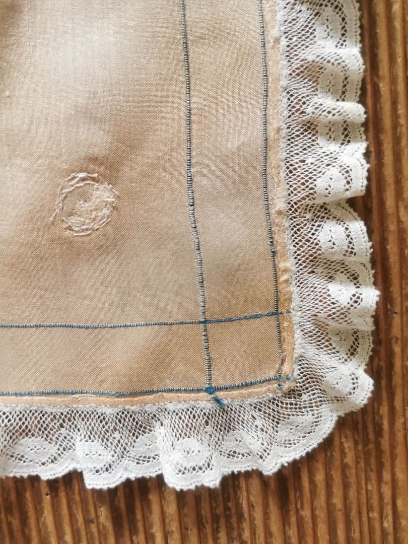アンティーク シルクドイリー プチポワン花刺繍 インディゴライン レースフリル