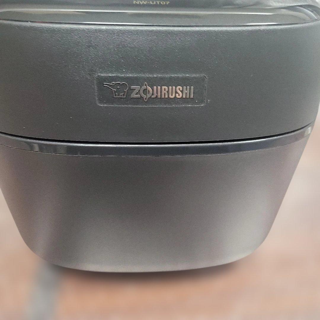 ZOJIRUSHI　象印　圧力IH炊飯器 NW-UT07