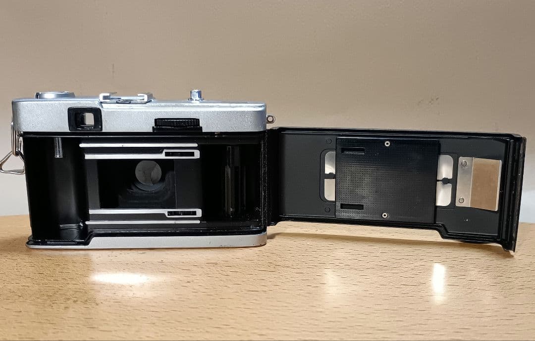 フィルムカメラ【整備、完動品】オリンパストリップ35