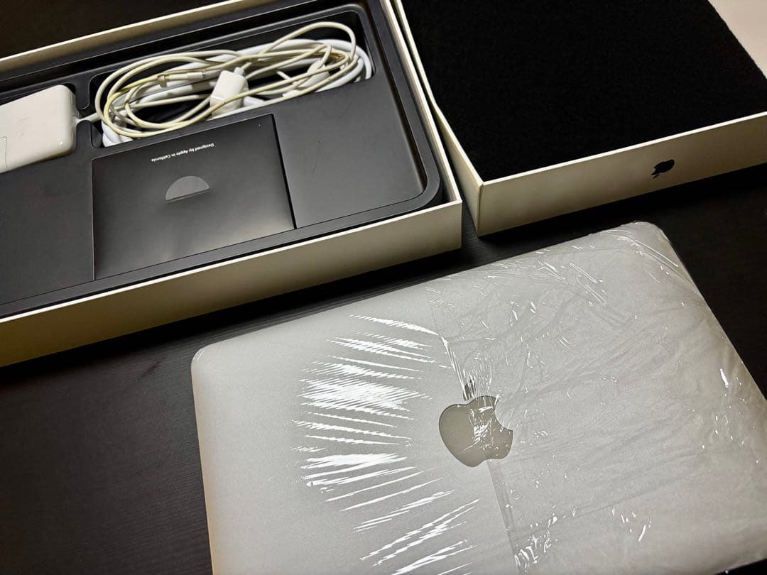 ジャンク Macbook Air 11- inch 作動確認済 箱あり
