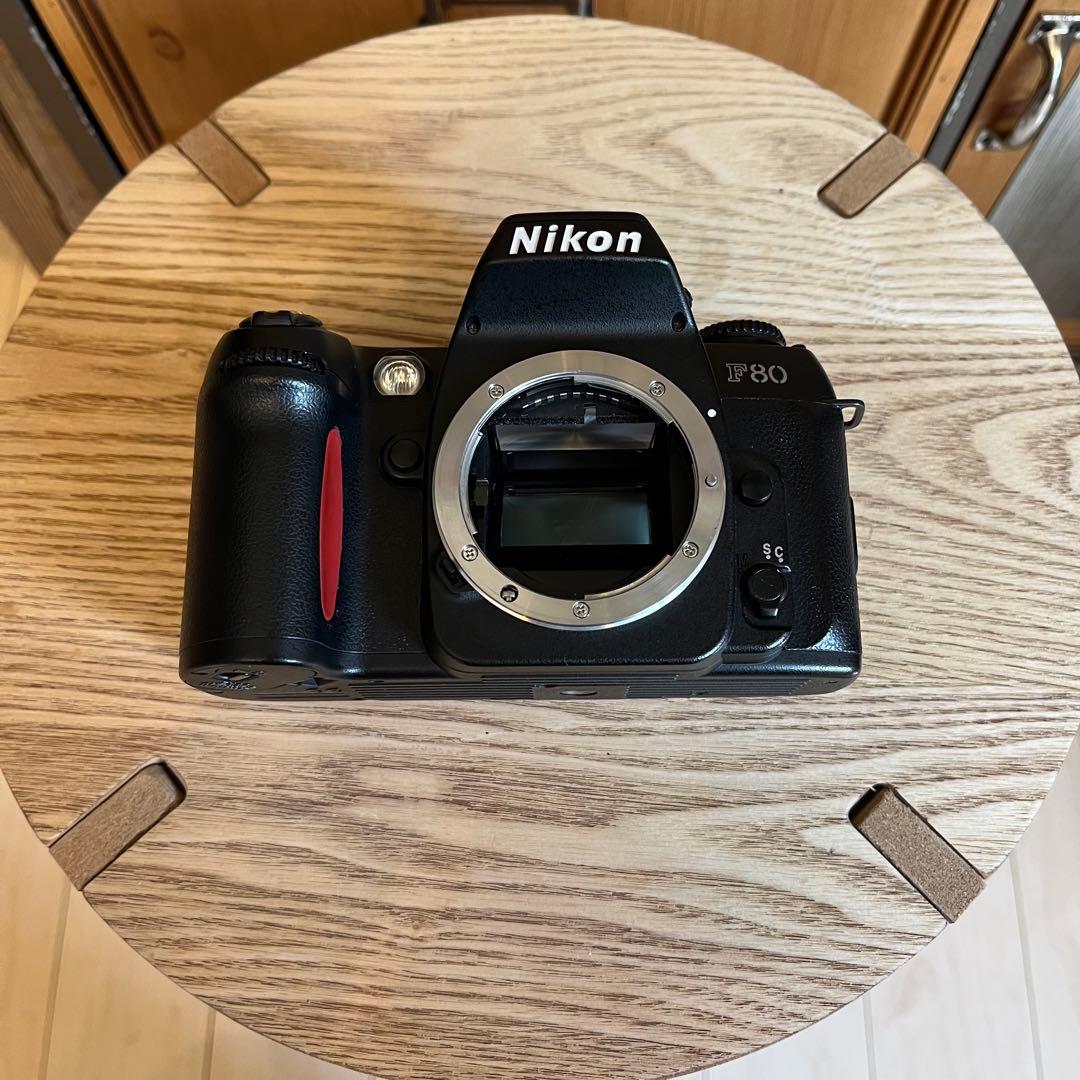 ベト付きなし Nikon F80 フィルム一眼レフカメラ ストラップ付き