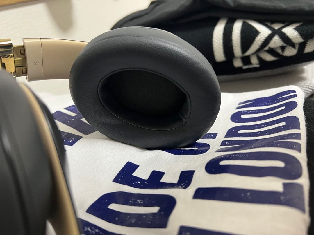 Beats Studio3 Wireless（グレイ×ゴールド）