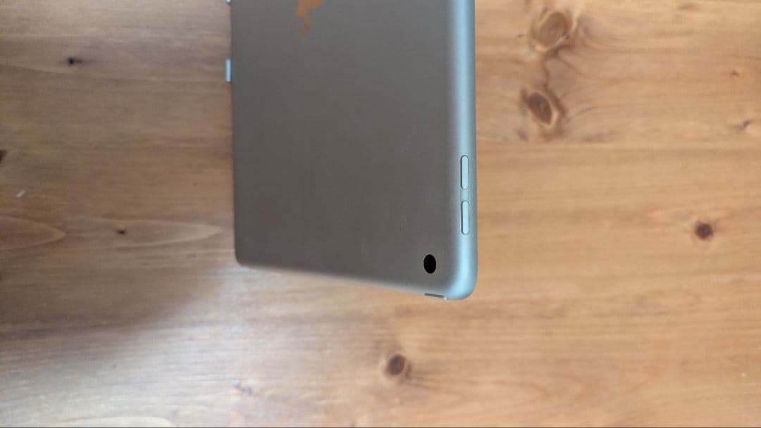 【中古】 iPad 第7世代 128GB 美品 シルバー 10.2インチ