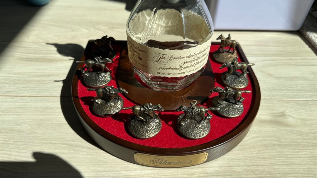 Blanton's キャップ8全種類、空瓶、台座付き