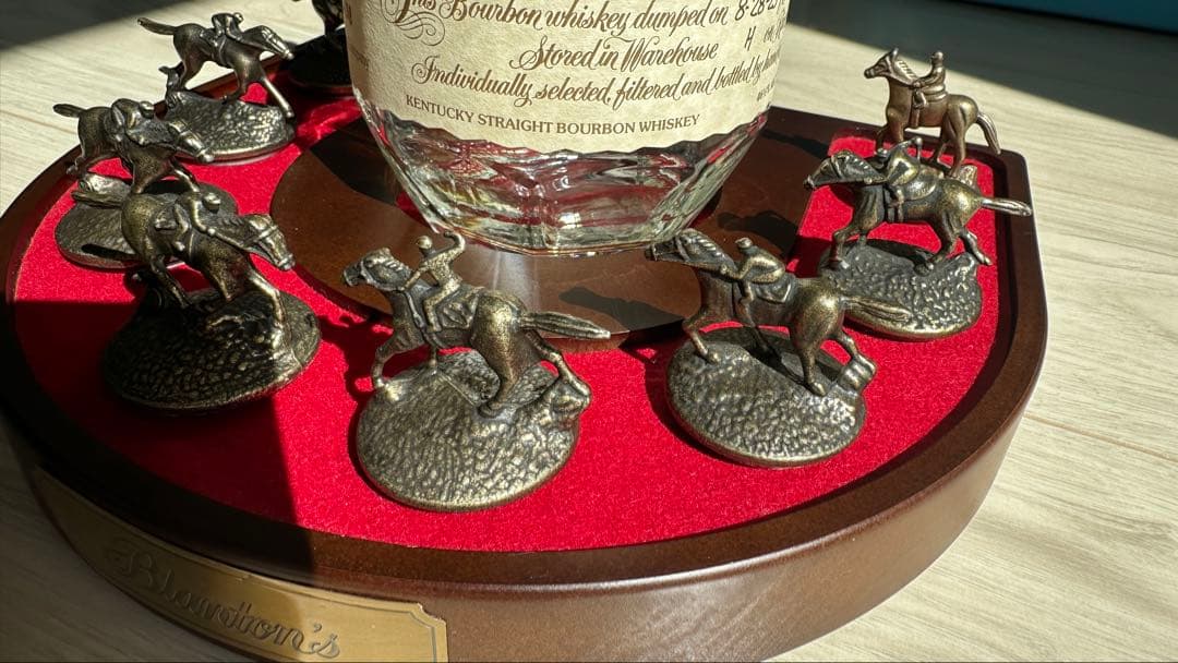 Blanton's キャップ8全種類、空瓶、台座付き